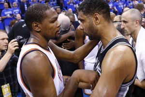 Išsiuntė į pensiją: „Thunder“ išmetė „Spurs“ krepšininkus