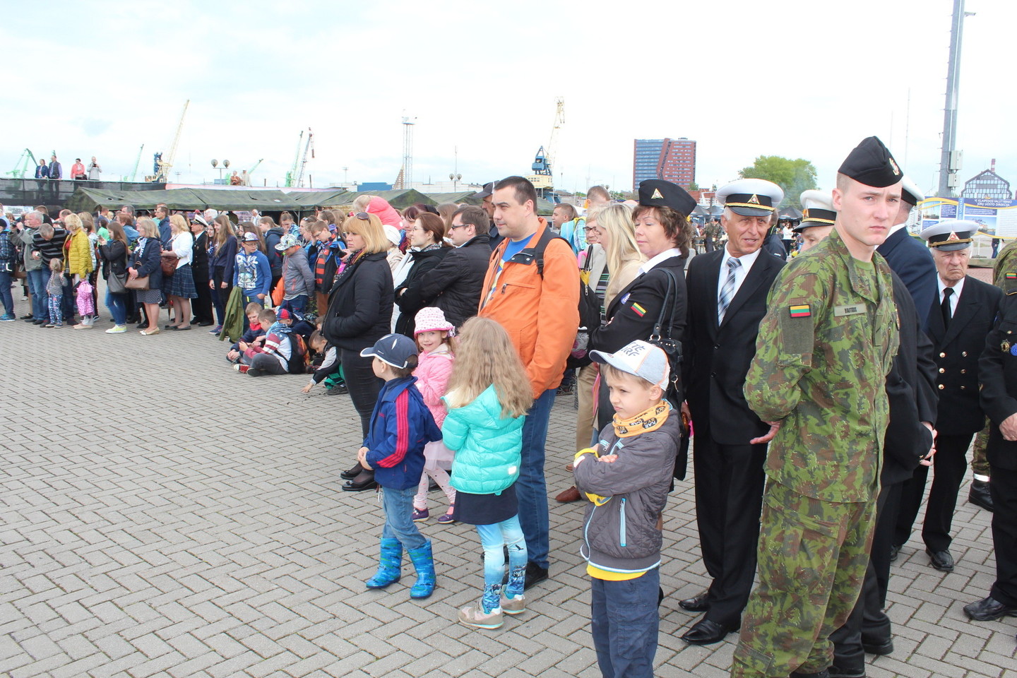 Kruizinių laivų terminale susirinkusieji stebėjo priesaikos tarnauti Lietuvai ceremoniją.<br>G.Pilaičio nuotr.