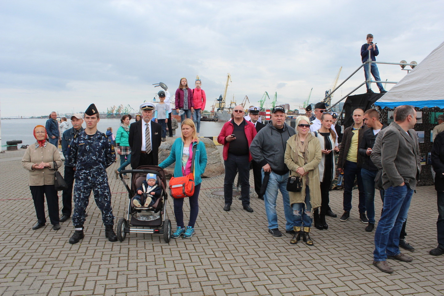 Kruizinių laivų terminale susirinkusieji stebėjo priesaikos tarnauti Lietuvai ceremoniją.<br>G.Pilaičio nuotr.