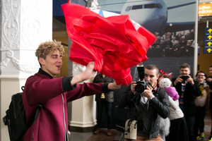 Grįžusį Donatą Montvydą oro uoste gerbėjai pasitiko plojimais