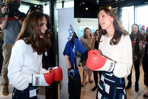 Aukštakulnius apsiavusi Catherine parodė, kaip moka boksuotis