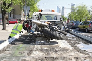 Policijai vaikytis motociklininkus pavojinga. Bet ar būtina?