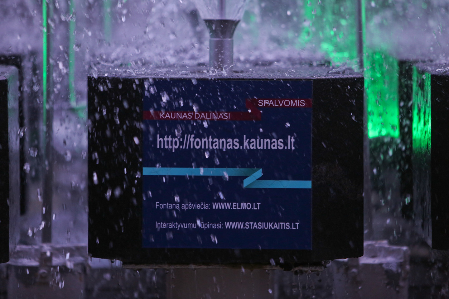 Interaktyvus fontanas Kauno Laisvės alėjoje džiugina praeivių akį.<br>G.Bitvinsko nuotr.
