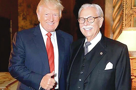 Donaldo Trumpo liokajus prisikalbėjo