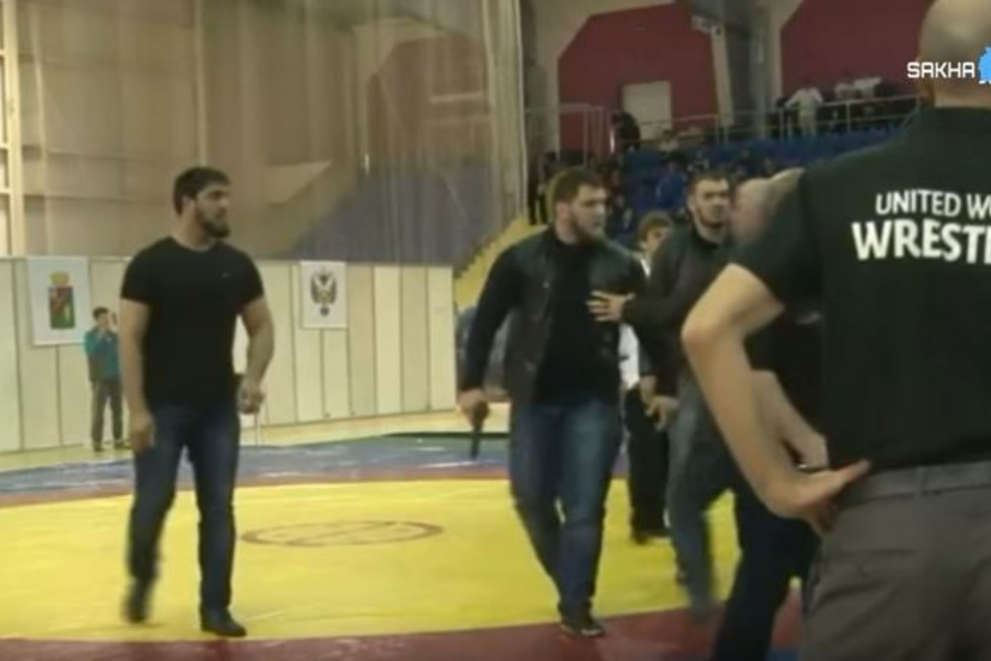 Per konfliktą tarp sportininkų Čečėnijos delegacijos narys išsitraukė pistoletą.<br>youtube.com