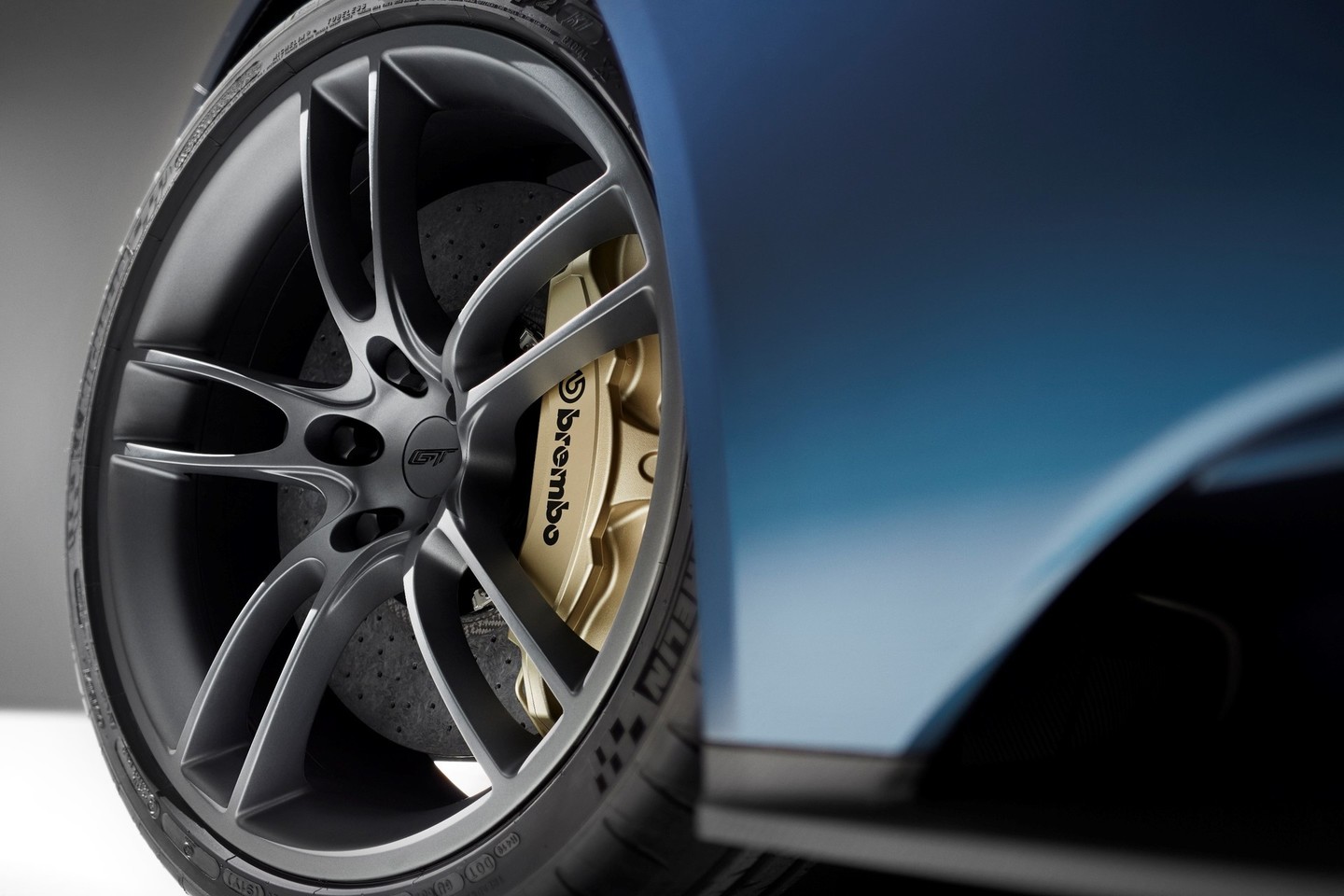 „Ford GT“ pirkėjai už papildomą mokestį galės rinktis iš anglies pluošto kompozicinių medžiagų suformuotus ratlankius.<br>Gamintojo nuotr.