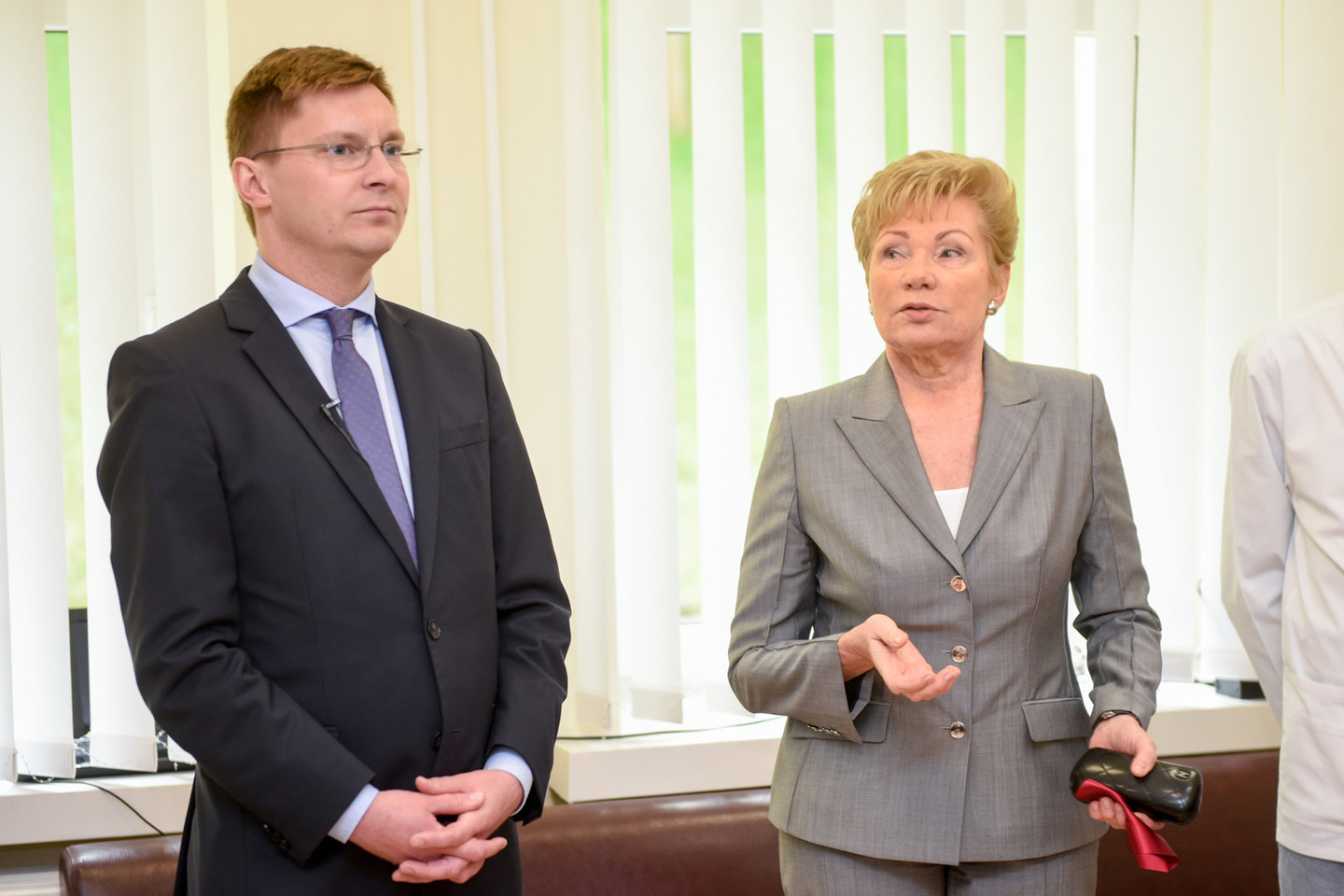 Sveikatos apsaugos ministras J.Požela linkėjo Vilniaus gimdymo namų direktorei K.Mačiulienei sulaukti dar daugiau gimdyvių.<br>D.Umbraso nuotr.