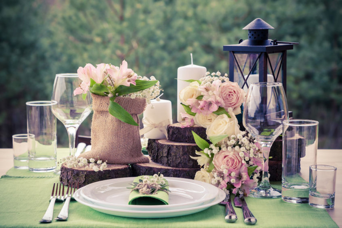 Ant gražiai padengto stalo maistas visada atrodo gardesnis. Todėl papuoškite stalą nedidele šviežių gėlių puokšte.<br>123rf nuotr.