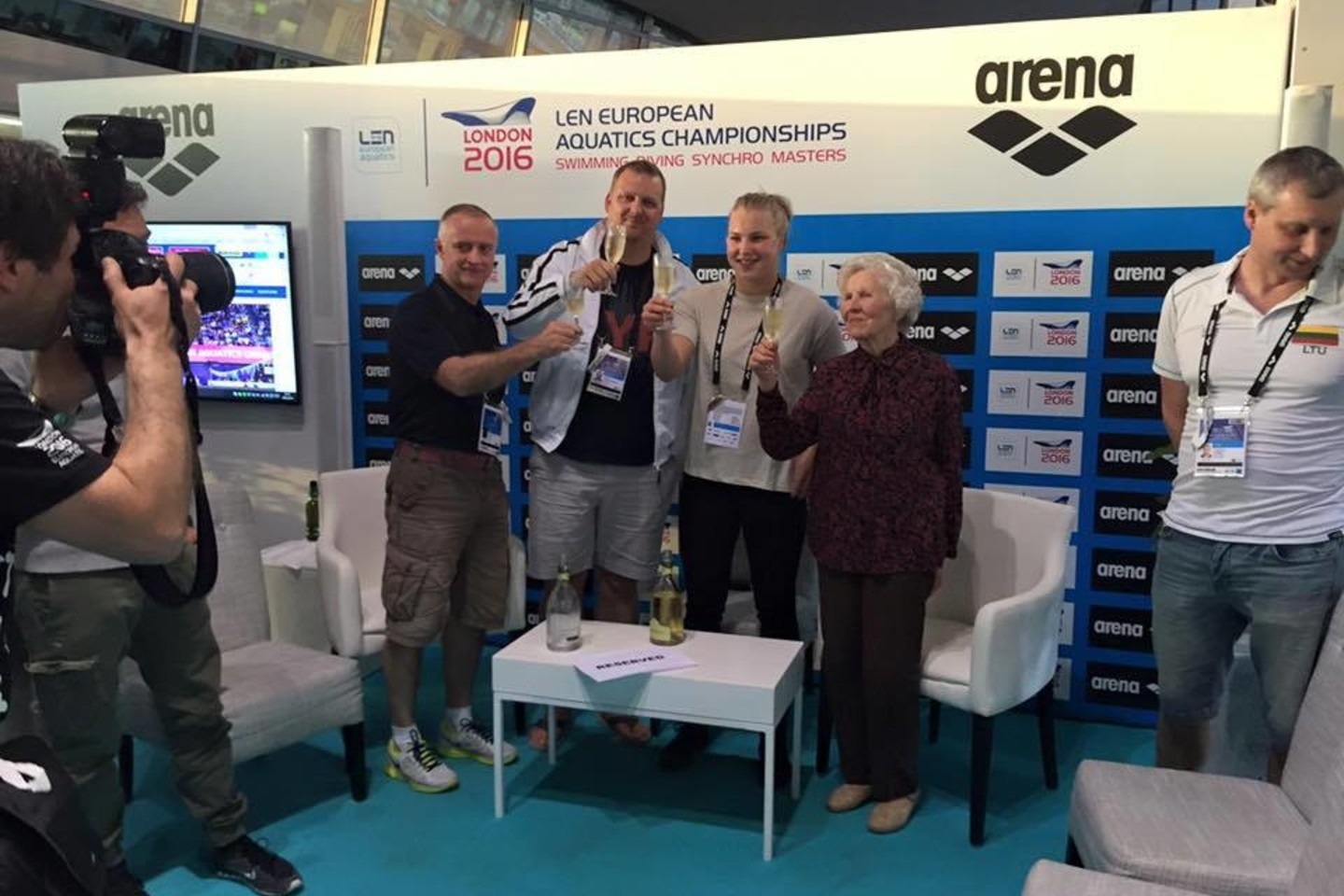R.Meilutytė pergalę šventė su šeima.