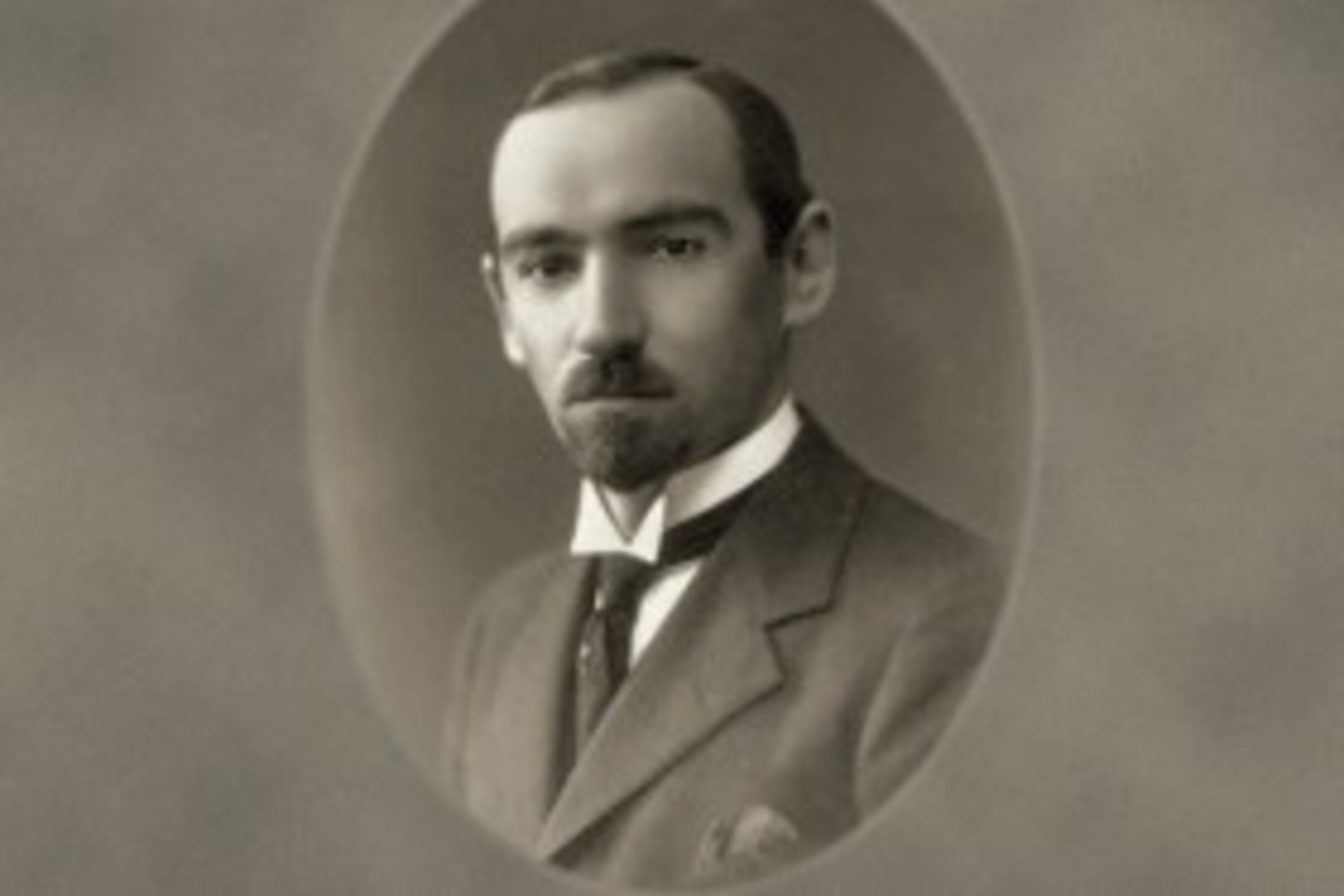 Nepriklausomos Lietuvos politikas, ministras ir diplomatas V.V.Čarneckis (1893-1942) buvo vienas valstybės, jos politinio gyvenimo, diplomatijos pagrindų ir tradicijų kūrėjų.