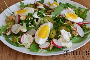 Tiesiog karališkos vištienos salotos su gaiviu padažu