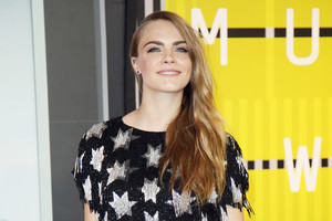 C. Delevingve dėl vaidmens naujame filme nuoga vaikščiojo miške