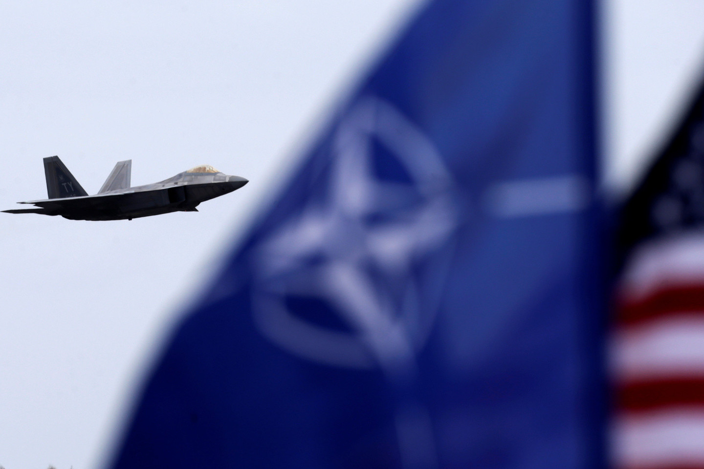 NATO užsienio reikalų ministrai ketvirtadienį susitiks baigti tartis dėl didžiausio Aljanso karinių pajėgų sustiprinimo nuo Šaltojo karo pabaigos, kuriuo siekiama duoti atkirtį agresyviam ir neprognozuojamam Rusijos elgesiui.