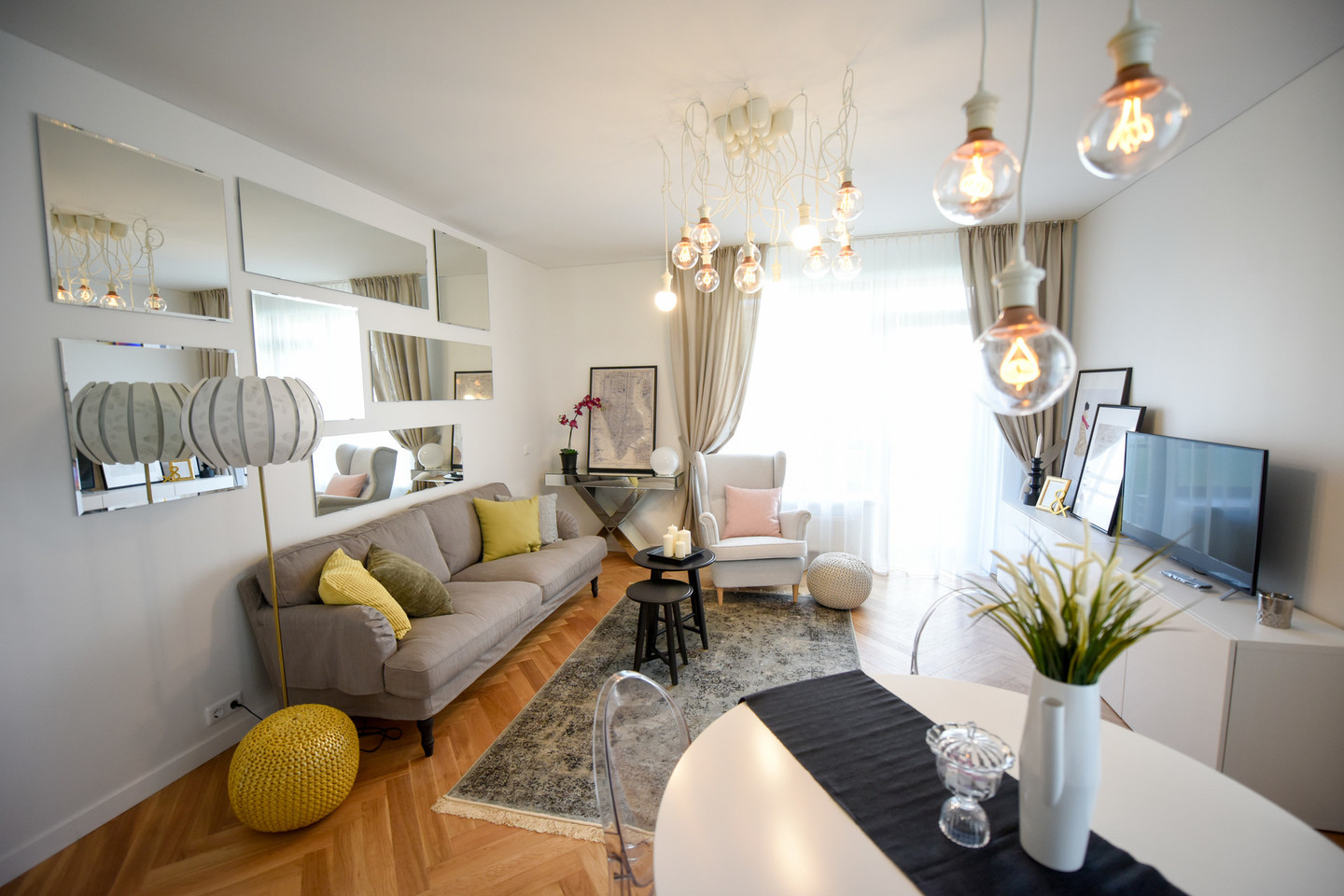 Dizainerės Rasa Merkytė ir Jovita Jankauskienė sukūrė jaukų trijų kambarių buto interjerą „Žvėryno namuose“.<br>D.Umbraso nuotr.