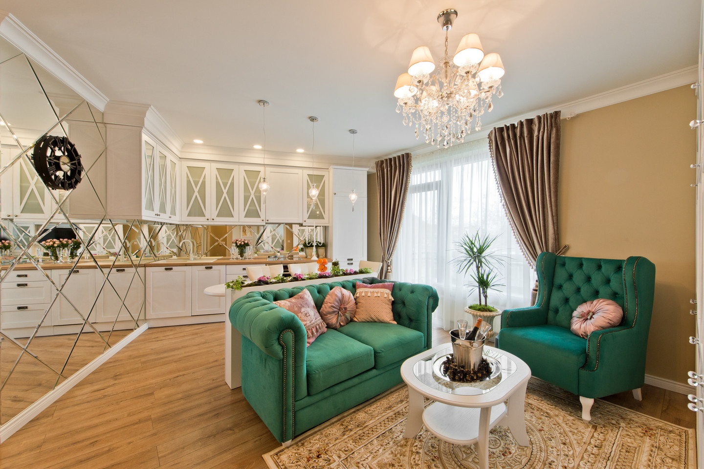 Interjero dizainerė Kristina Grybaitė prabangų dviejų kambarių buto interjerą įrengė už 27 tūkst. eurų: baldams ir kitoms detalėms buvo skirta 14 tūkst.,o apdailai 13 tūkst. eurų suma.<br>L.Garbačausko nuotr.