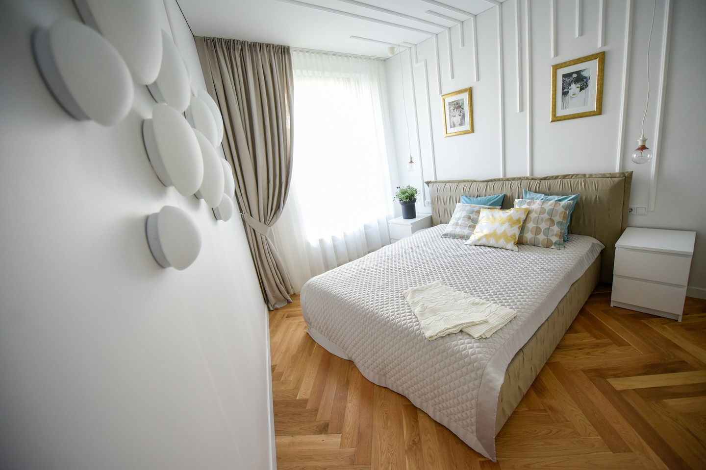 Dizainerės Rasa Merkytė ir Jovita Jankauskienė sukūrė jaukų trijų kambarių buto interjerą „Žvėryno namuose“.<br>D.Umbraso nuotr.