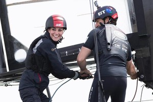 Kunigaikštienė Catherine savaitgalį pasitiko buriuodama