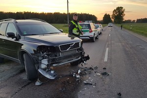 Policija paviešino bepročio motociklininko sulaikymą barikada