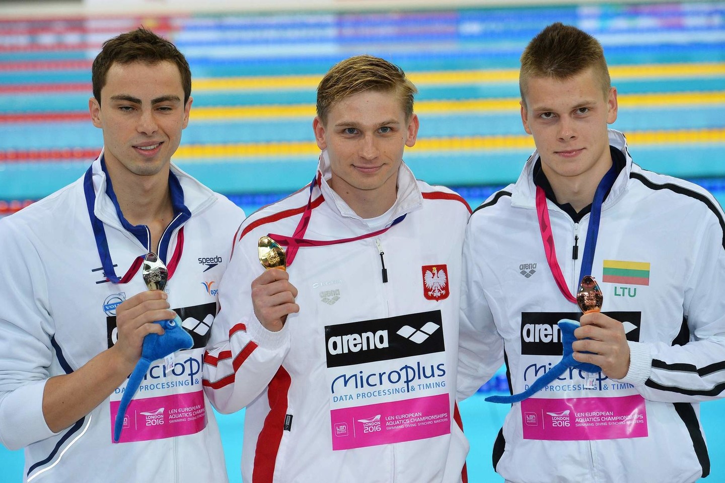 D.Rapšys (kairėje) 200 m nugara rungtyje Europos plaukimo čempionate iškovojo bronzą. Auksas atiteko lenkui R.Kaweckiui (viduryje), sidabras – Y.Toumarkinui iš Izraelio.