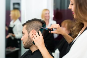 Mergaitės klausimai privertė kirpyklą kvatoti, o klientą – bėgti