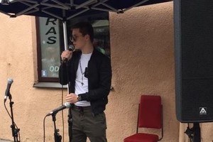Metė teisės studijas, įrašė dainą ir debiutavo GMD scenoje