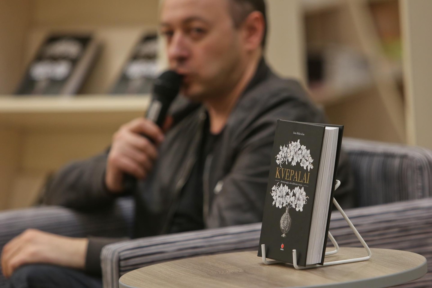 Aistis Mickevičius pristatė knygą „Kvepalai: aromatų magija, arba olfaktorinės istorijos“.<br>G.Bitvinsko nuotr.