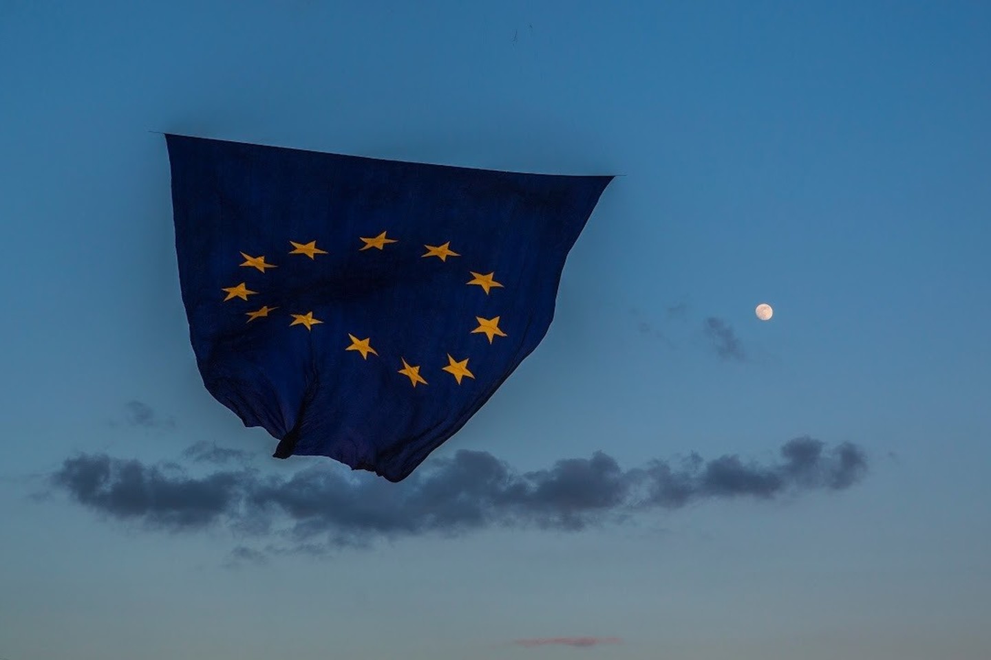 850 metrų pločio ES vėliava pakilo į Ukrainos dangų lietuvių dėka.<br>A.Ryžikovo nuotr.