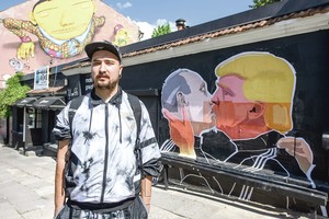 Prostitučių kaimynai – besibučiuojantys politikai