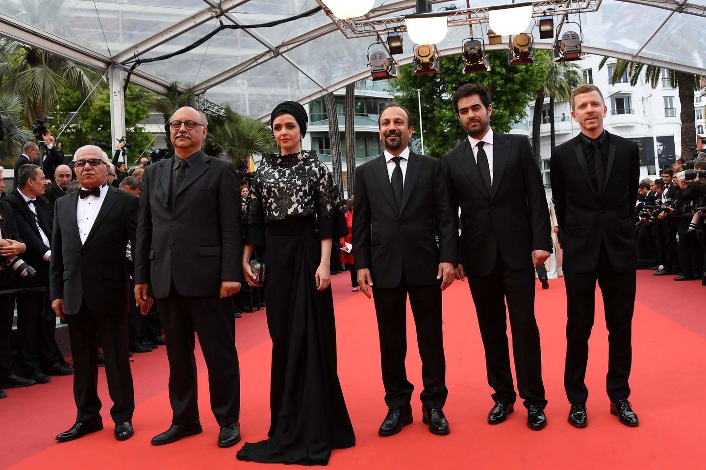 Irano režisierius Asgharas Farhadi (trečias iš dešinės), aktoriai (iš kairės): Faridas Sajjadihosseini, Babakas Karimi, Taraneh Alidoosti, Shahabas Hosseini.<br>AP/Scanpix nuotr.