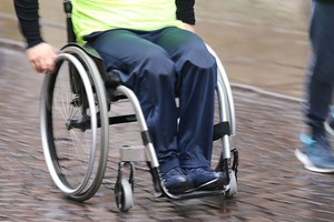 Ragina suklusti: liga per kelerius metus paverčia neįgaliu