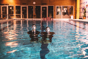 Pamatykite: grupė „Neteisėtai padaryti“ nėrė po vandeniu