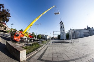 Supakuotas „Volkswagen Tiguan“ pakibo virš Katedros aikštės