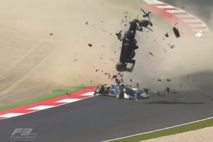 Šiurpi „Formulės 3“ avarija: peršokęs kitą bolidą vertėsi ore