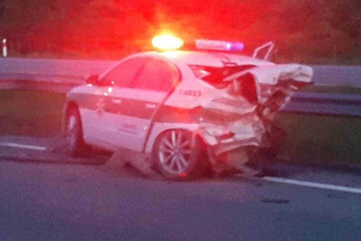 Kelyje Kaunas-Klaipėda „Citroen“ rėžėsi į policijos automobilį.<br>Įvykio liudininko Svajūno nuotr.
