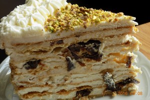 Medaus tortas su džiovintomis slyvomis nepalieka abejingų