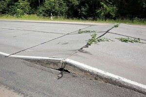 Kelininkai suglumę: karščių nėra, o betono plokštės kyla