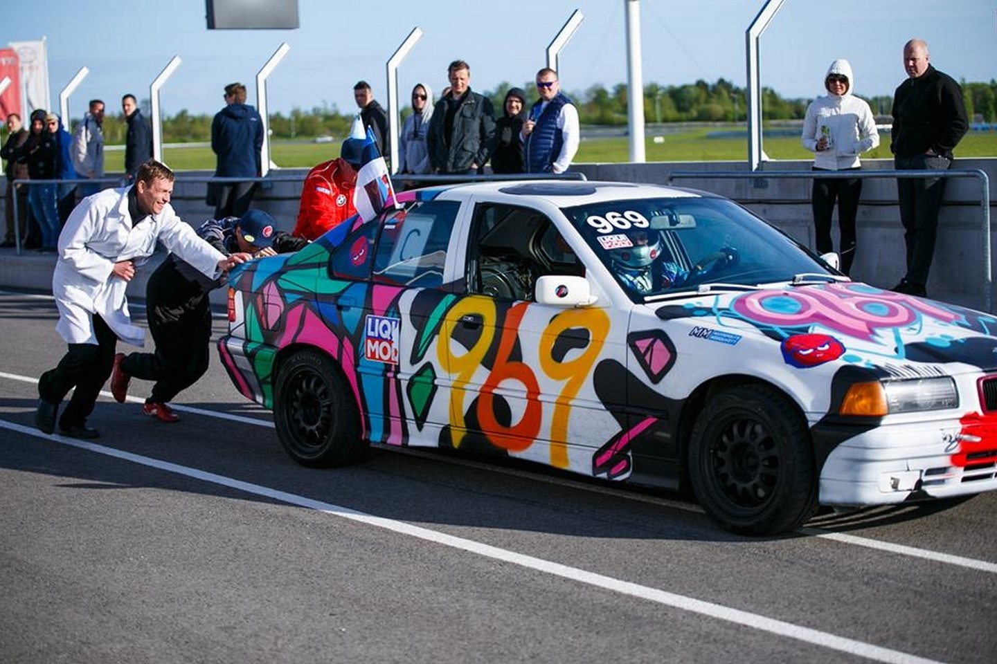 Pernelyg konkurencingi vairuotojai šiose lenktynėse yra pašalinami iš trasos ir turi atlikti baudą.<br>Organizatorių nuotr.