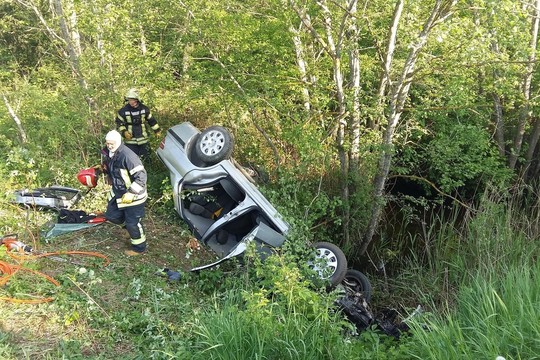 Apvirtus automobiliui Utenos ugniagesiai vadavo užspaustą žmogų