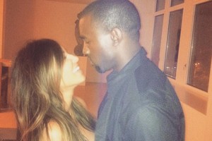 Kim Kardashian vestuvių metinės: vyras Eifelio bokšto nenuomojo