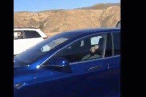 Leidęs „Teslai“ skintis kelią eismo spūstyje vairuotojas užmigo