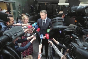 Neprisipažįsta abu, o už grotų – tik vienas