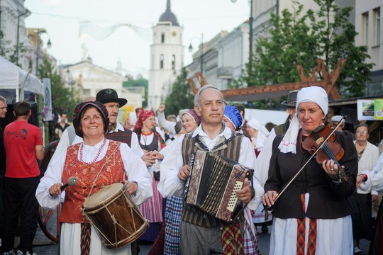 Folkloro festivalyje – šokių varžytuvės ir sutartinių takas