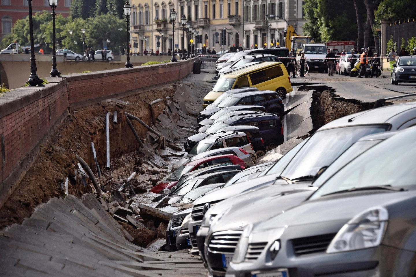 Florencijoje atsivėrė 200 metrų ilgio smegduobė.