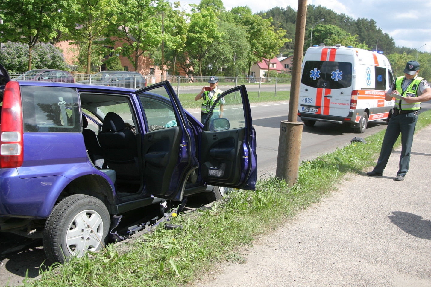 Viena moteris buvo sužalota trečiadienį Vilniuje susidūrus dviem automobiliams.<br>Įvykio liudininko Edgaro nuotr.