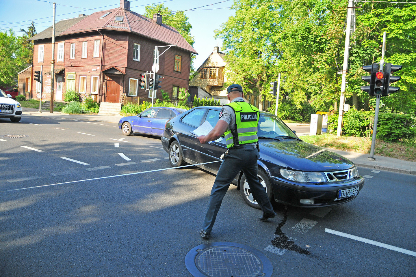 Automobilis SAAB Vilniuje kliudė ir sužalojo per gatvę ėjusią moterį.