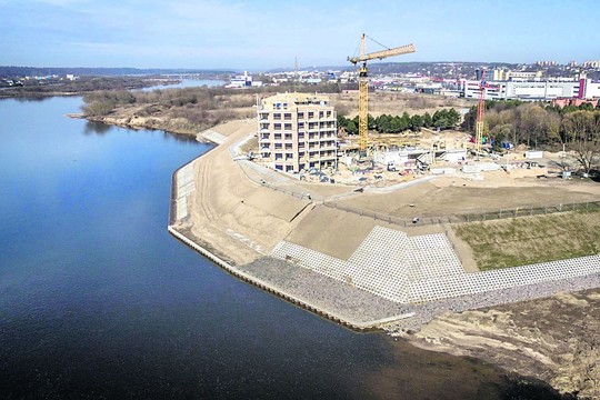 Vis drąsiau kyla dangų remiantys kranai – Kaune atgyja statybos