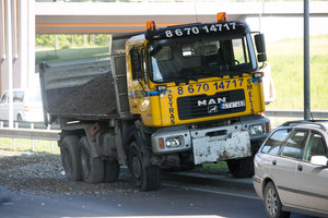 Į masinę avariją Vilniuje pakliuvo ir autobusas su savivarčiu