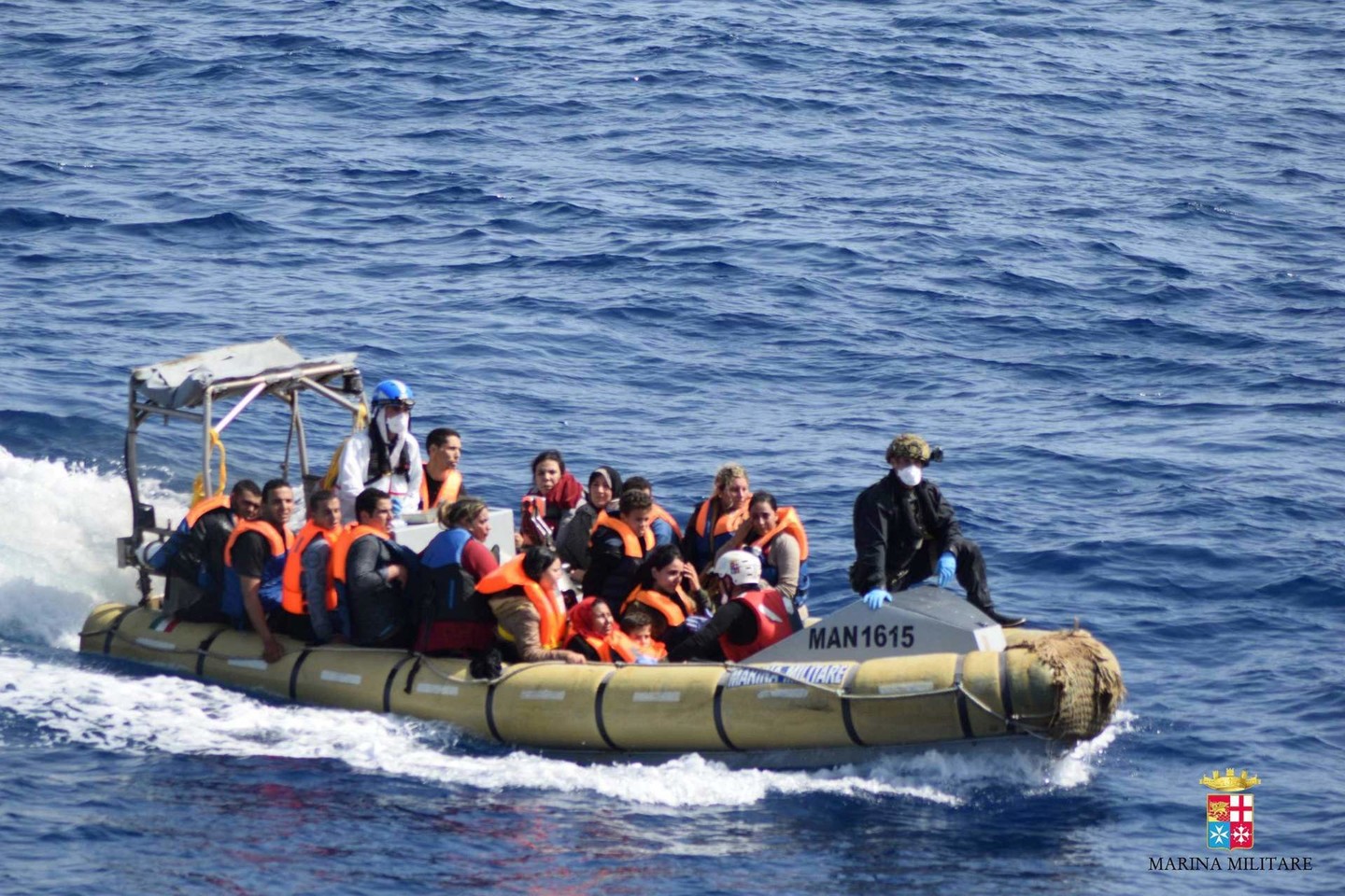 Prie Libijos krantų nuskendus laivui, galėjo žūti iki 30 migrantų, ketvirtadienį pranešė ES karinio jūrų laivyno pajėgos.