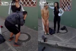 Neįtikėtina: moteris gatvėje nuginklavo plėšiką ir išrengė nuogą