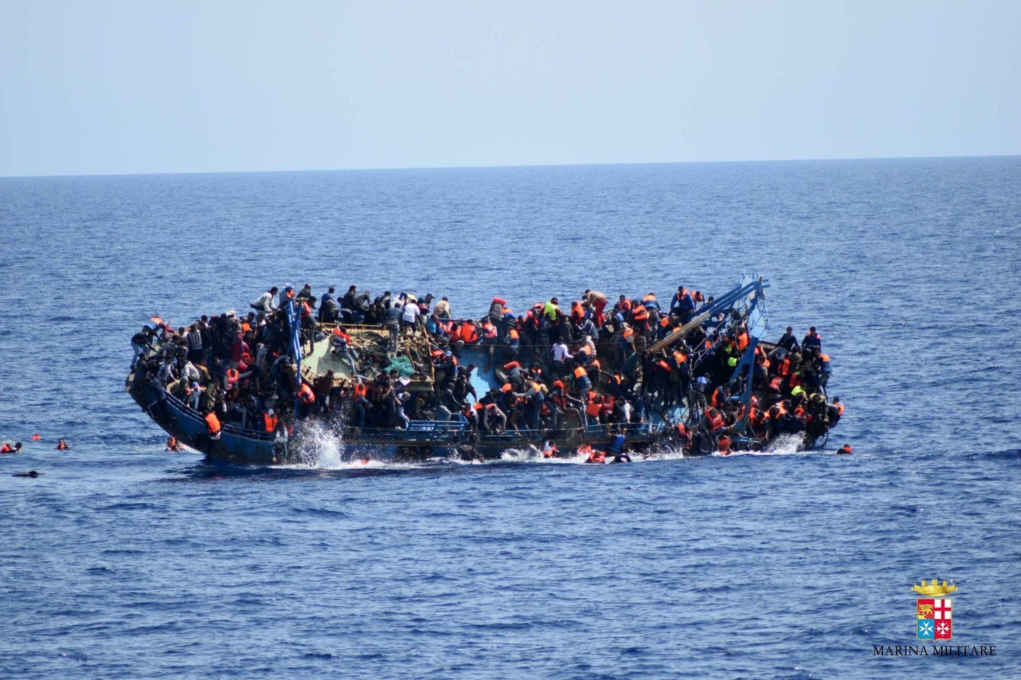 Italijos laivynas užfiksavo apsivertusį migrantų laivą Viduržemio jūroje ir išgelbėjo 562 žmones.